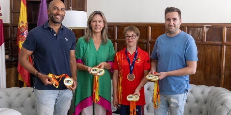 Guarinos recibe a Marta Martínez, nadadora alcarreña con Síndrome de Down y la pone como ejemplo de superación 1 alcaldesa con marta martinez3