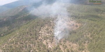 Cinco medios y 25 personas luchan contra el fuego en un incendio declarado en Villar del Humo