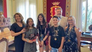 Dolz recibe a los deportistas del Club Wu-Tao Kung Fu tras su éxito en el Campeonato Ibérico