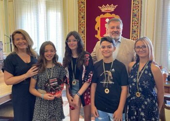 Dolz recibe a los deportistas del Club Wu-Tao Kung Fu tras su éxito en el Campeonato Ibérico