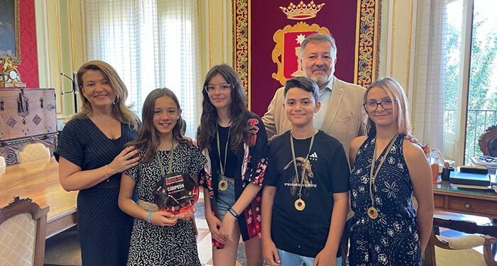 Dolz recibe a los deportistas del Club Wu-Tao Kung Fu tras su éxito en el Campeonato Ibérico