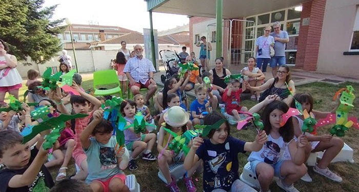 El ciclo Titiriteando 2023 comienza en Cabanillas con plazas llenas y «El último caballero»