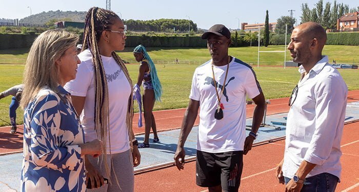 El grupo de atletas internacionales concentrados en Guadalajara reciben la visita de Ana Guarinos