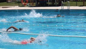 El Interpueblos llena de natación la piscina de Cabanillas en el domingo «prefiestas»