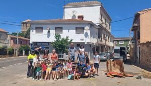 El olmo vuelve a la Plaza de la Constitución de Villar de Domingo García después de 30 años tras la muerte del último ejemplar por grafiosis