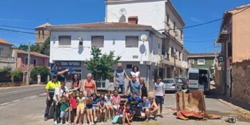 El olmo vuelve a la Plaza de la Constitución de Villar de Domingo García después de 30 años tras la muerte del último ejemplar por grafiosis