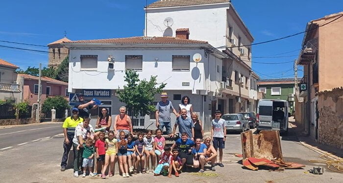 El olmo vuelve a la Plaza de la Constitución de Villar de Domingo García después de 30 años tras la muerte del último ejemplar por grafiosis