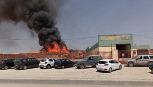 Espectacular incendio en una empresa de Hontanaya
