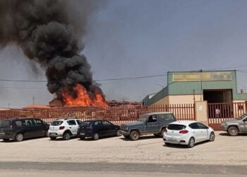 Espectacular incendio en una empresa de Hontanaya