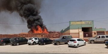 Espectacular incendio en una empresa de Hontanaya