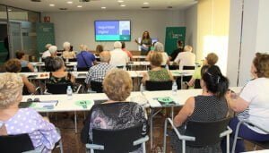 Eurocaja Rural, a través de su Fundación, imparte el taller `Seguridad Digital´ para mayores de 60 años