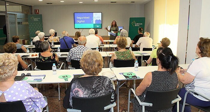 Eurocaja Rural, a través de su Fundación, imparte el taller `Seguridad Digital´ para mayores de 60 años