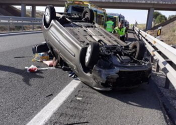 La Guardia Civil auxilia a dos heridos en un accidente de circulación en la A-3 a la altura de Castillo de Garcimuñoz