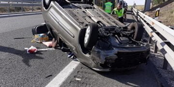 La Guardia Civil auxilia a dos heridos en un accidente de circulación en la A-3 a la altura de Castillo de Garcimuñoz