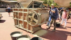 La III Feria de Oficios y Tradiciones se celebra con gran asistencia y un buen número de participantes