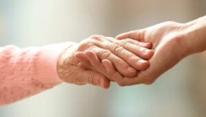 La residencia El Balconcillo y la AECC de Guadalajara firman un convenio para facilitar el acompañamiento a residentes con cáncer