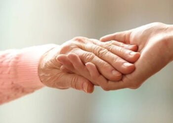 La residencia El Balconcillo y la AECC de Guadalajara firman un convenio para facilitar el acompañamiento a residentes con cáncer