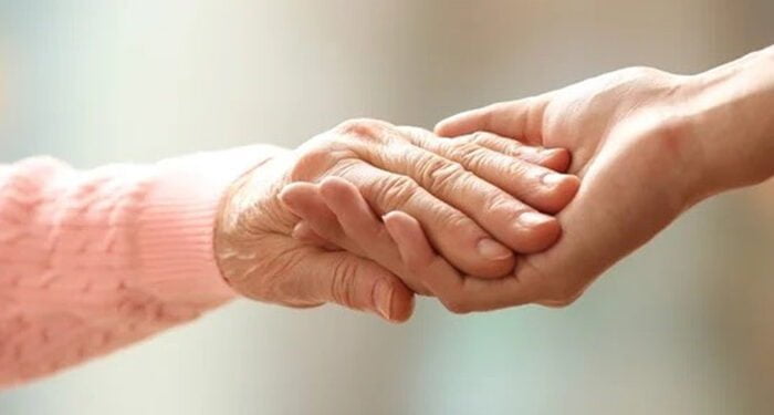 La residencia El Balconcillo y la AECC de Guadalajara firman un convenio para facilitar el acompañamiento a residentes con cáncer