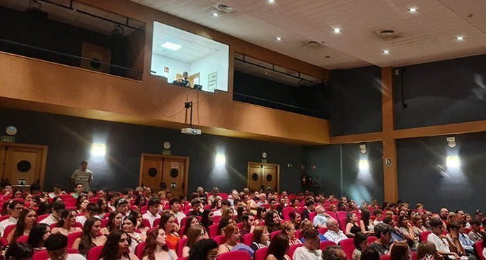 Llenazo en la Casa de la Cultura de Cabanillas para la «premiere» de «Suicidio involuntario»