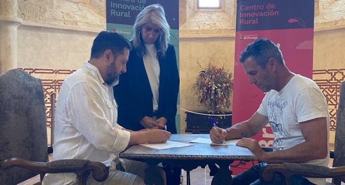 Luis Viejo y el ganadero Joselito firman el contrato para el Tradicional Encierro del 16 de agosto de este año