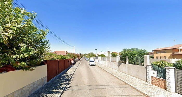 Obras de renovación de la tubería general de suministro de agua en la calle Londres de Cabanillas