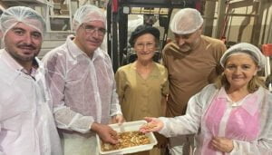 Prieto visita ‘Almendras Olmeda’ y destaca la calidad diferenciada de este producto