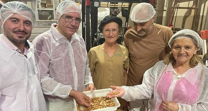 Prieto visita ‘Almendras Olmeda’ y destaca la calidad diferenciada de este producto
