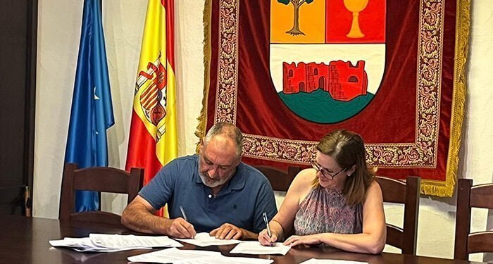 PRODESE destina más de un millón de euros a ayudas para proyectos en la Serranía de Cuenca 1 La Asociación Promoción y Desarrollo Serrano (PRODESE) va a destinar 1.038.510,44 euros al desarrollo de proyectos en la Serranía de Cuenca Entre las iniciativas subvencionados gracias al programa europeo LEADER se encuentra la mejora del albergue de Tejadillos y la cercana Aula de la Naturaleza. Sin salir del ámbito turístico, las ayudas llegan también a varios proyectos productivos vinculados a la hostelería en Tragacete, Salvacañete, Talayuelas, Graja de Campalbo y Carboneras de Guadazaón. Gracias al apoyo de PRODESE, también se llevarán a cabo actuaciones para la mejora de los servicios que prestan los ayuntamientos a los ciudadanos. Es el caso de la construcción de una piscina municipal en el polideportivo Mirabueno de Zarzuela y la reforma del alumbrado público de Valdemeca con el objetivo de reducir el gasto energético. En el término municipal de Beteta se repararán y mejorarán las instalaciones de la Cueva de la Ramera, se reformará el sistema de iluminación del Castillo de Rochafrida y se ampliará el bar que da servicio en la piscina municipal de la población.