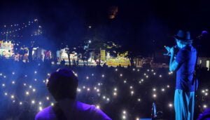 Ritmos étnicos y mensajes de paz en un brillante concierto de «Macaco» en Cabanillas