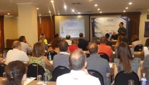 Unos cincuenta empresarios conquenses asisten a la jornada sobre organización del trabajo con temperaturas extremas