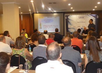 Unos cincuenta empresarios conquenses asisten a la jornada sobre organización del trabajo con temperaturas extremas