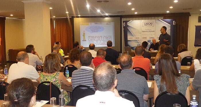 Unos cincuenta empresarios conquenses asisten a la jornada sobre organización del trabajo con temperaturas extremas