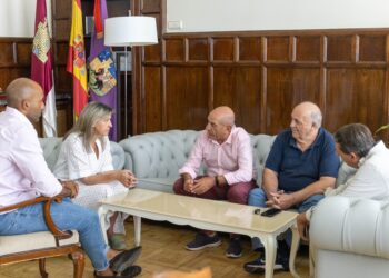 La alcaldesa de Guadalajara mantiene un encuentro con el presidente de la Federación de Fútbol de Castilla-La Mancha