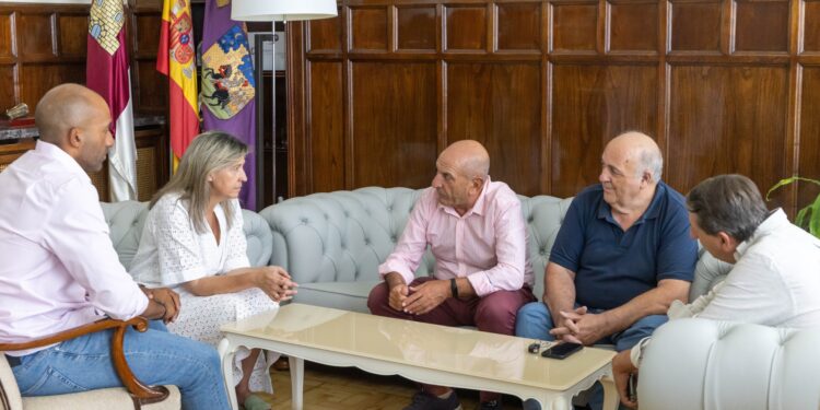 La alcaldesa de Guadalajara mantiene un encuentro con el presidente de la Federación de Fútbol de Castilla-La Mancha 1 alcaldesa encuentro fed clm futbol