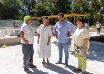 Ana Guarinos constata las condiciones de los trabajadores municipales de calle en plena ola de calor y les agradece su labor