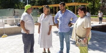 Ana Guarinos constata las condiciones de los trabajadores municipales de calle en plena ola de calor y les agradece su labor
