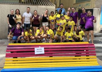 Los bancos de la calle José Luis Álvarez de Castro vuelven a lucir con las banderas de diversidad sexual y de género