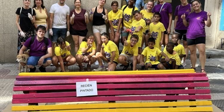 Los bancos de la calle José Luis Álvarez de Castro vuelven a lucir con las banderas de diversidad sexual y de género 1 bancos arco iris 20230825