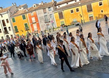 Corporación y Corte de Honor participan en la tradicional misa en honor a San Julián Obispo en la Girola de la Catedral