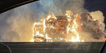 La A-2 quedó abierta a las 6.30 horas tras la retirada del camión incendiado