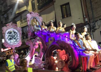 El desfile de carrozas de San Julián provoca esta tarde algunas afecciones de tráfico
