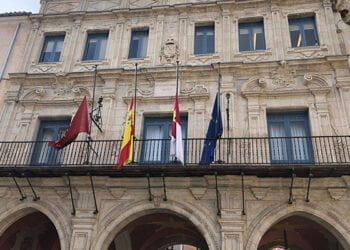 El alcalde de Cuenca, Darío Dolz, firma el decreto con los nombramientos de los alcaldes pedáneos