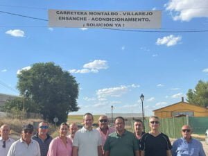 El Equipo de Gobierno de Villarejo de Fuentes instala una pancarta para recordar a la Junta el deterioro y la peligrosidad de la carretera que une el municipio con la localidad de Montalbo