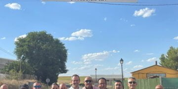 El Equipo de Gobierno de Villarejo de Fuentes instala una pancarta para recordar a la Junta el deterioro y la peligrosidad de la carretera que une el municipio con la localidad de Montalbo