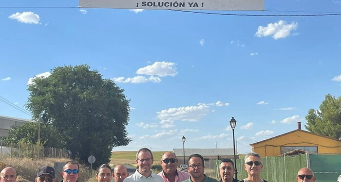 El Equipo de Gobierno de Villarejo de Fuentes instala una pancarta para recordar a la Junta el deterioro y la peligrosidad de la carretera que une el municipio con la localidad de Montalbo 1 El Equipo de Gobierno de Villarejo de Fuentes instala una pancarta para recordar a la Junta el deterioro y la peligrosidad de la carretera que une el municipio con la localidad de Montalbo