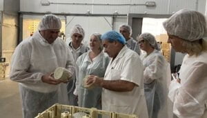 El Gobierno de Castilla-La Mancha señala el queso manchego como una enseña regional y un producto de referencia nacional e internacional