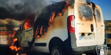 Bomberos del Ayuntamiento de Guadalajara intervienen en el incendio de un vehículo