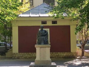 Finalizada la limpieza íntegra de la escultura de Gregoria de la Cuba y Clemente y de la caseta del Parque de San Julián