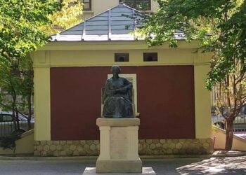 Finalizada la limpieza íntegra de la escultura de Gregoria de la Cuba y Clemente y de la caseta del Parque de San Julián