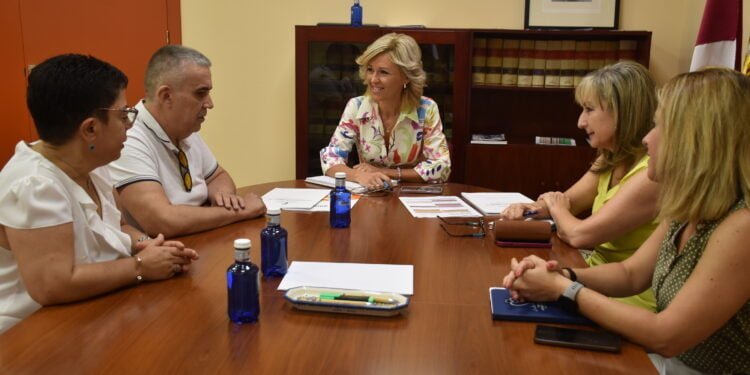 El Gobierno regional y ONCE apuestan por seguir impulsando políticas públicas que mejoren la vida de las personas con discapacidad visual 1 foto delegada reunion once